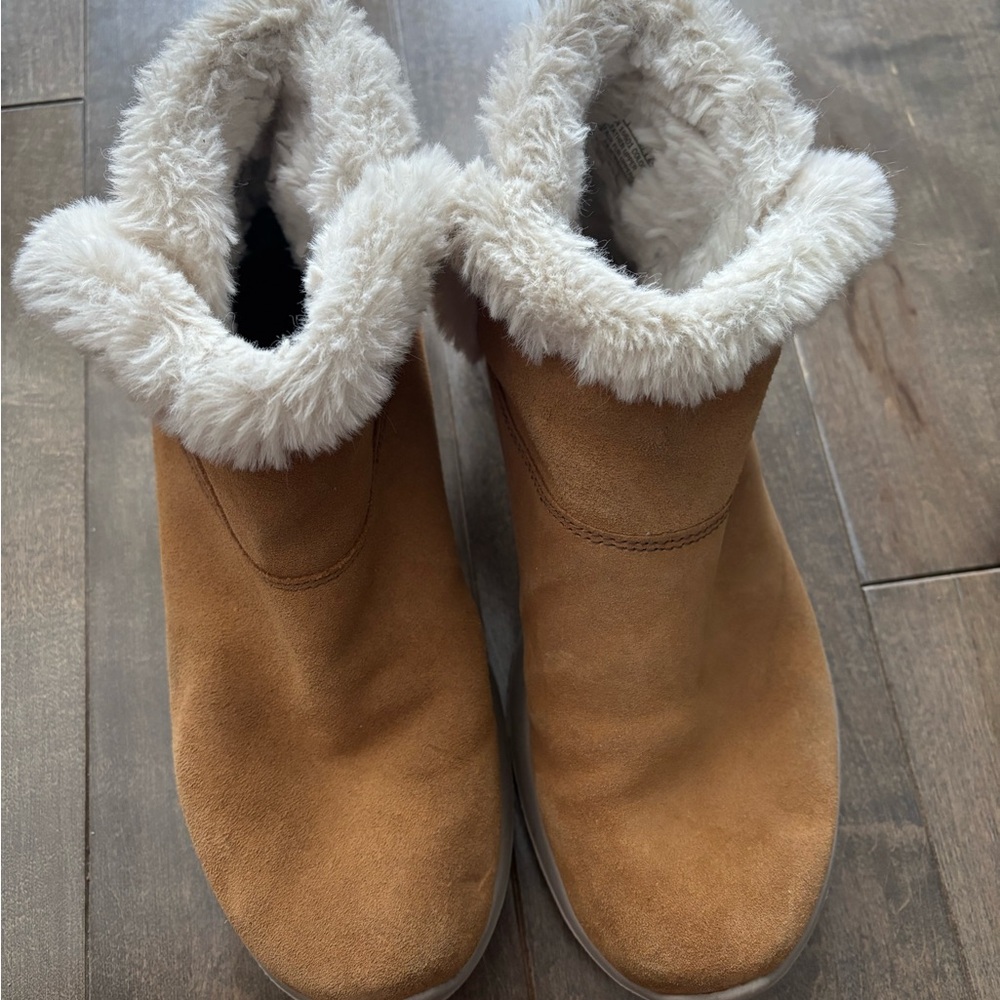Skechers Tan Winter Boots with Faux Fur
In a very good condition. Warm.